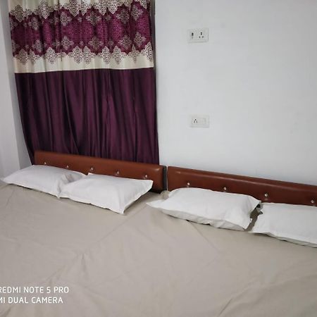New Hotel Yatri Niwas Váránaszi Kültér fotó