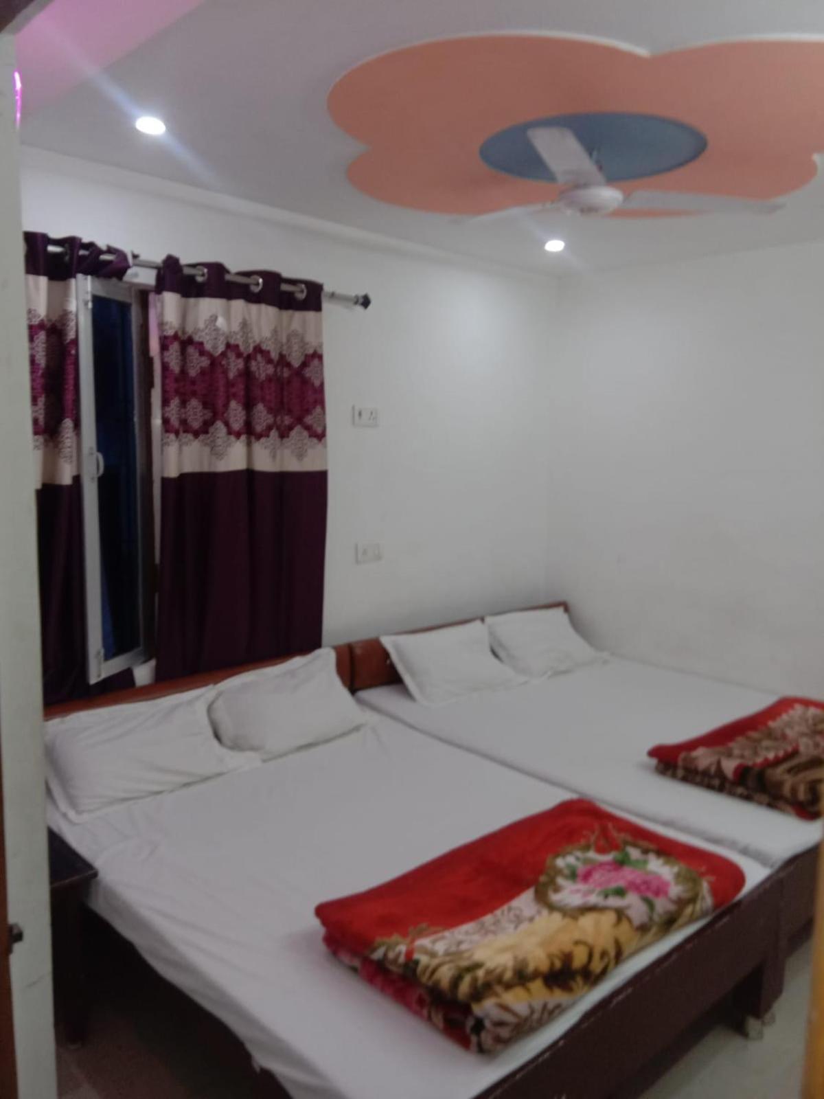 New Hotel Yatri Niwas Váránaszi Kültér fotó